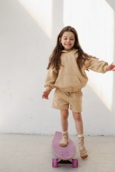 MINI spodenki dresowe z kieszonkami w kolorze BISCUIT BEIGE - BERNES-128-134 (8-9). Brązowe szorty Marsala, bez wzorów, z bawełny. W wyprzedaży za 58.46 zł.