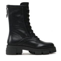 Botki Guess. Czarne botki Guess, z aplikacjami, bez obcasa, na płaskiej podeszwie, bez zapięcia. Za 399.99 zł.