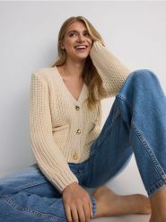 Szydełkowany kardigan z guzikami - kremowy. Białe swetry Reserved, l, bez wzorów, z dzianiny, bez ramiączek. W wyprzedaży za 109.99 zł.