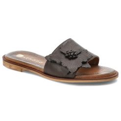 Klapki damskie Armodo, cholewka ze skóry naturalnej licowej z szerokim paskiem z przodu ozdobna aplikacja, brązowe, 40477. Brązowe klapki Armodo, z aplikacjami, ze skóry, eleganckie, bez obcasa, bez zapięcia. Za 299.00 zł.