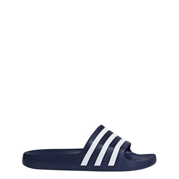 Klapki adilette Aqua. Białe klapki adidas, bez wzorów, eleganckie, bez obcasa, bez zapięcia. Za 99.95 zł.