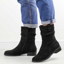Czarne wysokie zamszowe botki damskie M.Daszyński 2251-14. Czarne botki M.Daszyński, bez wzorów, z materiału, eleganckie, bez obcasa, na płaskiej podeszwie, bez zapięcia. W wyprzedaży za 161.10 zł.
