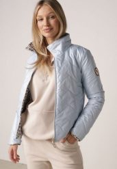 Jasnoniebieska Dwustronna Kurtka Pikowana Ozdobiona Naszywką i Panterką Nemopis. Niebieskie kurtki Born2be, l, z aplikacjami, z jeansu, bez kaptura. Za 139.99 zł.