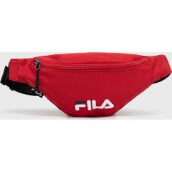 Fila nerka kolor czerwony. Czerwone nerki i saszetki Fila, bez wzorów, bez dodatków. W wyprzedaży za 79.99 zł.