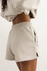 Szorty z dzianiny dresowej w kolorze HARBOUR MIST BEIGE - LE PETIT-XL. Brązowe szorty sportowe Marsala, bez wzorów, z bawełny, z podwyższonym stanem, na fitness i siłownię. W wyprzedaży za 49.98 zł.