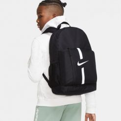 Plecak sportowo-turystyczny Nike Academy Team Backpack pojemność 22 L. Czarne plecaki Nike, bez wzorów, bez dodatków. Za 99.99 zł.