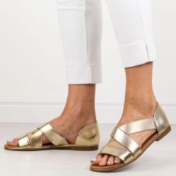 Złote płaskie sandały damskie z zakrytą piętą Jezzi 3882. Żółte sandały Jezzi, bez wzorów, ze skóry, eleganckie, bez obcasa, na płaskiej podeszwie, bez zapięcia. Za 149.00 zł.