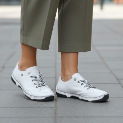 Półbuty damskie Rieker, cholewka skóra naturalna klasyczne sznurowanie i lekka elastyczna podeszwa zapewniają komfort, białe, 55901-80. Białe półbuty wsuwane Rieker, bez wzorów, z jeansu, eleganckie, bez obcasa. Za 349.00 zł.