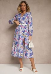 Niebieska Sukienka w Kwiatowy Print o Rozkloszowanym Kroju z Dekoltem w Serek Janellia. Niebieskie sukienki Renee, bez wzorów, bez kołnierzyka, bez ramiączek, midi, rozkloszowane. Za 69.99 zł.