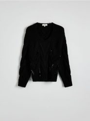 Sweter o warkoczowym splocie z cekinami - czarny. Czarne swetry Reserved, l, bez wzorów, z dzianiny, bez ramiączek. W wyprzedaży za 79.99 zł.