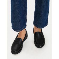 Półbuty Go Soft. Czarne półbuty wsuwane GO SOFT, bez wzorów, bez obcasa, na płaskiej podeszwie. Za 139.99 zł.