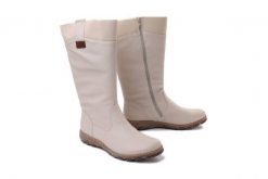 RIEKER Z0151-60 beige, kozaki damskie. Brązowe kozaki Rieker, na zimę, bez wzorów, bez obcasa, bez zapięcia. Za 379.90 zł.
