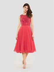 Swing Sukienka koktajlowa 5AF09900 Czerwony Regular Fit. Czerwone sukienki Swing, bez wzorów, z syntetyku, wizytowe, bez kołnierzyka, bez ramiączek. Za 719.99 zł.