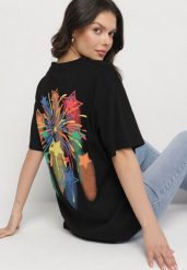 Czarny T-shirt Oversize z Kolorowym Napisem i Gwiazdkami Iloviela. Czarne t-shirty Born2be, m, z aplikacjami, z jeansu, eleganckie, bez kołnierzyka, bez ramiączek. Za 69.99 zł.