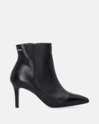 CZARNE BOTKI Z NOSKIEM W SZPIC S012LEBLOBB060. Czarne botki Venezia, bez wzorów, ze skóry, bez obcasa, bez zapięcia. Za 399.00 zł.