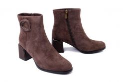 ARTIKER RELAKS 57C0017 brązwoy, botki damskie. Brązowe botki Artiker Relaks, bez wzorów, ze skóry, bez obcasa, na obcasie, bez zapięcia. Za 269.43 zł.