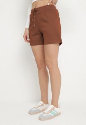 Brązowe Szorty Dresowe przed Kolano z Wiązaniem w Pasie Dulcima. Brązowe szorty Born2be, bez wzorów, z dresówki. Za 39.99 zł.