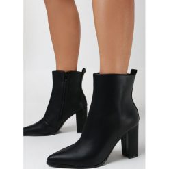 Czarne Botki Thalarena. Czarne botki Born2be, bez wzorów, ze szpiczastym noskiem, bez obcasa, na obcasie, bez zapięcia. W wyprzedaży za 119.99 zł.