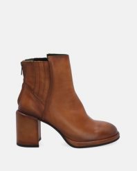 BRĄZOWE SZTYBLETY NA OBCASIE D568 ANI COURO. Brązowe botki Venezia, bez wzorów, ze skóry, bez obcasa, na obcasie, bez zapięcia. Za 499.00 zł.