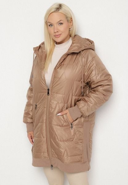 Jasnobrązowa Kurtka z Pikowanymi Przeszyciami i Kapturem Zarimelia. Brązowe kurtki Born2be, plus size, bez wzorów, z jeansu, eleganckie. Za 139.99 zł.