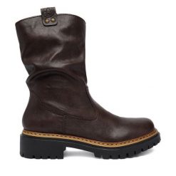 Kozaki Rieker. Brązowe kozaki Rieker, bez wzorów, bez obcasa, na płaskiej podeszwie, bez zapięcia. Za 389.99 zł.