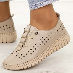 Szare ażurowe skórzane półbuty damskie T.Sokolski 4001. Szare półbuty wsuwane Sokolski, na jesień, w ażurowe wzory, z jeansu, klasyczne, z okrągłym noskiem, bez obcasa, na płaskiej podeszwie. Za 259.00 zł.