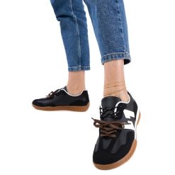 Czarne sneakersy trampki z kolorowymi sznurówkami. Czarne trampki bez wzorów, z gumy, klasyczne, bez zapięcia. Za 79.62 zł.