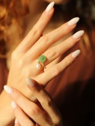 Pierres delicates Pozłacany pierścionek z perłą i cyrkoniami rozmiar: onesize. Białe pierścionki Pierres delicates, z cyrkonią, pozłacane. Za 52.99 zł.