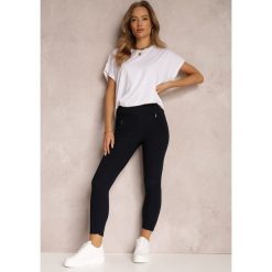 Granatowe Legginsy Amarhyllis. Niebieskie legginsy Renee, bez wzorów, z dzianiny. W wyprzedaży za 23.99 zł.