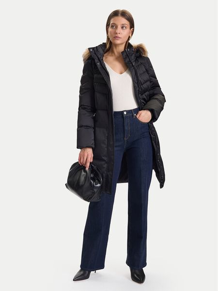 Guess Kurtka puchowa W5BL30 W2802 Czarny Regular Fit. Czarne kurtki Guess, xs, z aplikacjami, z puchu, bez kaptura. Za 778.99 zł.