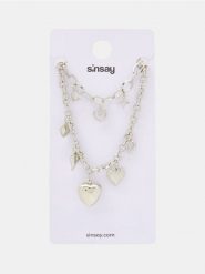 Zestaw biżuterii: naszyjnik i bransoletka - srebrny. Szare naszyjniki Sinsay, srebrne. Za 19.99 zł.