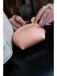 Victor & Hugo Paris Skórzana kopertówka "Wendy" w kolorze jasnobrązowym - 12 x 7 x 3 cm rozmiar: onesize. Brązowe kopertówki Victor & Hugo Paris, bez wzorów, z materiału, bez dodatków. Za 69.99 zł.