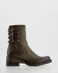 SKÓRZANE BOTKI A23215 JUNGLE. Botki Venezia, bez wzorów, ze skóry, bez obcasa, bez zapięcia. Za 569.00 zł.