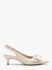 Kremowe czółenka damskie slingback na kaczuszce SARAH. Białe czółenka Ryłko, bez wzorów, z lakierowanej skóry, eleganckie, bez obcasa, na obcasie, bez zapięcia. Za 349.99 zł.