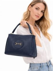 Florence Bags Skórzana torebka "Hoppo" w kolorze granatowym - 32 x 26 x 11 cm rozmiar: onesize. Niebieskie torebki klasyczne Florence Bags, bez wzorów, z materiału, bez dodatków. Za 382.99 zł.