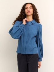 Karen by Simonsen Bluzka Frosty 10104236 Niebieski Feminine Fit. Niebieskie bluzki Karen by Simonsen, bez wzorów, z wiskozy, bez kołnierzyka, bez ramiączek. Za 299.99 zł.