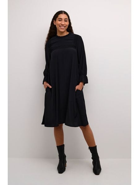 CULTURE Sukienka w kolorze czarnym rozmiar: M. Czarne sukienki Culture, m, bez wzorów, bez kołnierzyka, bez ramiączek, midi. Za 170.87 zł.