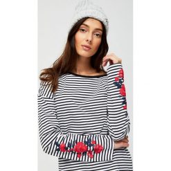 Bluzka z aplikacją przy rękawach. Białe bluzki MOODO, m, z aplikacjami, bez kołnierzyka, bez ramiączek. Za 19.99 zł.