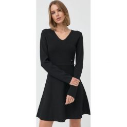 Armani Exchange sukienka kolor czarny mini rozkloszowana. Czarne sukienki Armani Exchange, l, bez wzorów, bez kołnierzyka, bez ramiączek, maxi, dopasowane. W wyprzedaży za 559.99 zł.