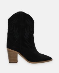 CZARNE KOWBOJKI Z ZAMSZU 0805900S D1 BLAC. Czarne botki Venezia, bez wzorów, ze skóry, bez obcasa, bez zapięcia. Za 279.00 zł.