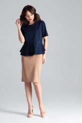 Granatowa Elegancka Bluzka z Podwójną Baskinką. Czerwone bluzki Katrus, s, bez wzorów, z materiału, eleganckie, bez kołnierzyka, bez ramiączek. Za 189.00 zł.