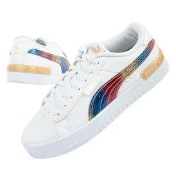 Buty sportowe damskie Puma Jada Olympic. Białe buty sportowe lifestyle Puma, bez wzorów, ze skóry ekologicznej, bez zapięcia, trekkingowe. Za 119.00 zł.