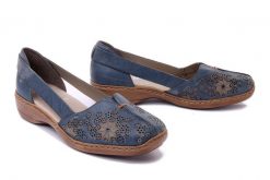 RIEKER 41396-12 blue, sandały/półbuty damskie. Niebieskie sandały Rieker, w ażurowe wzory, z gumy, bez obcasa, na koturnie, bez zapięcia. Za 299.90 zł.
