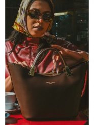 Victor & Hugo Paris Skórzana torebka "Lety" w kolorze brązowym - 28,5 x 17 x 12 cm rozmiar: onesize. Brązowe torebki klasyczne Victor & Hugo Paris, bez wzorów, z materiału, przez ramię, bez dodatków. Za 326.99 zł.