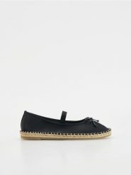 Espadryle z kokardą - czarny. Czarne espadryle Reserved, bez wzorów, bez obcasa. W wyprzedaży za 79.99 zł.