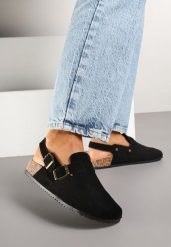 Czarne Sandały z Ekozamszu w Stylu Chodaków z Paskiem przy Pięcie Gonarith. Czarne sandały Renee, z aplikacjami, z koronki, eleganckie, bez obcasa, na płaskiej podeszwie, bez zapięcia. W wyprzedaży za 74.99 zł.