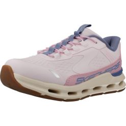 Buty SKECHERS GLIDE STEP VISTA LANE Rose. Czerwone buty trekkingowe Skechers, bez wzorów, z tkaniny, bez zapięcia, trekkingowe. Za 279.99 zł.