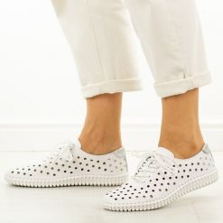 Białe ażurowe skórzane półbuty damskie Cambell 87320. Białe półbuty wsuwane Cambell, na lato, w ażurowe wzory, z jeansu, casualowe, z okrągłym noskiem, bez obcasa, na płaskiej podeszwie. W wyprzedaży za 169.15 zł.