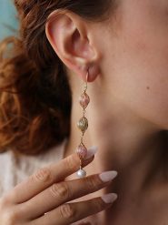 Pierres delicates Kolczyki w kolorze białym z perłami i kamieniami szlachetnymi rozmiar: onesize. Różowe kolczyki Pierres delicates, z kwarcem, z mosiądzu. Za 60.73 zł.