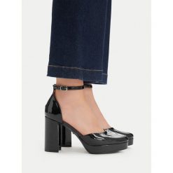 Czółenka DeeZee. Czarne czółenka DeeZee, bez wzorów, bez obcasa, bez zapięcia. Za 159.99 zł.